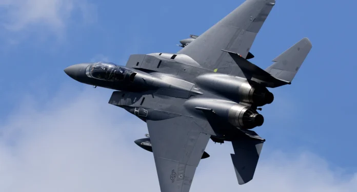 F-15E Strike Eagle dengan rudal APKWS II untuk misi anti-drone
