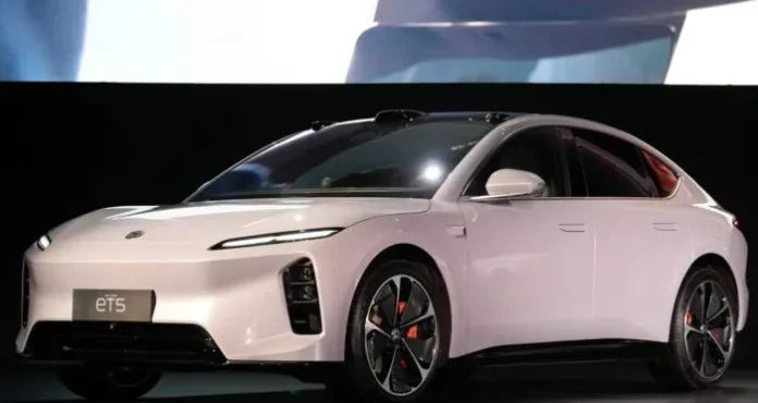 Nio ET5 Touring 2025 dengan desain eksterior baru dan warna moonlight silver