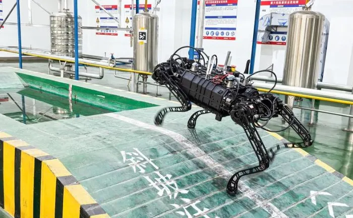 Teknisi melakukan debugging robot industri di Huashu Robot