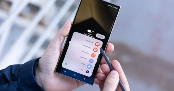 Samsung Galaxy S25 Ultra dengan S Pen di tangan