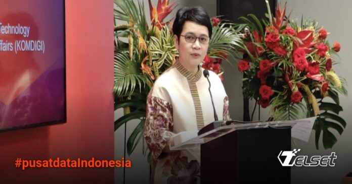 Gedung pusat data modern dengan latar peta digital Asia Tenggara