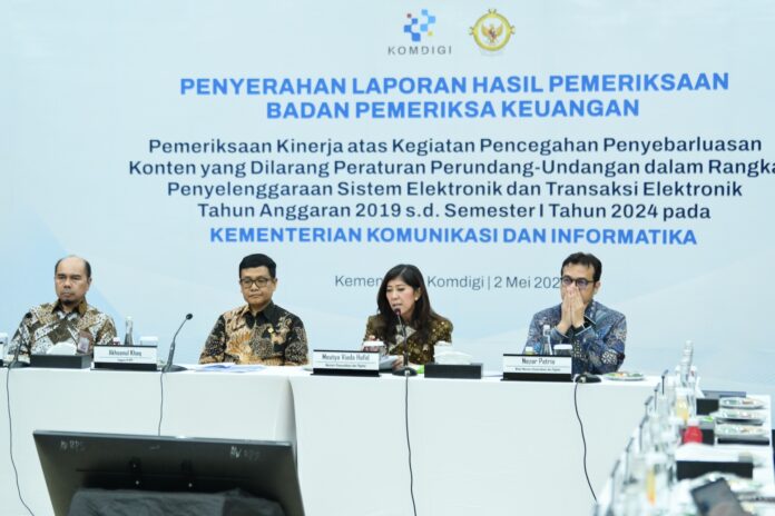 Menteri Komunikasi dan Digital Meutya Hafid saat presentasi laporan penanganan konten negatif