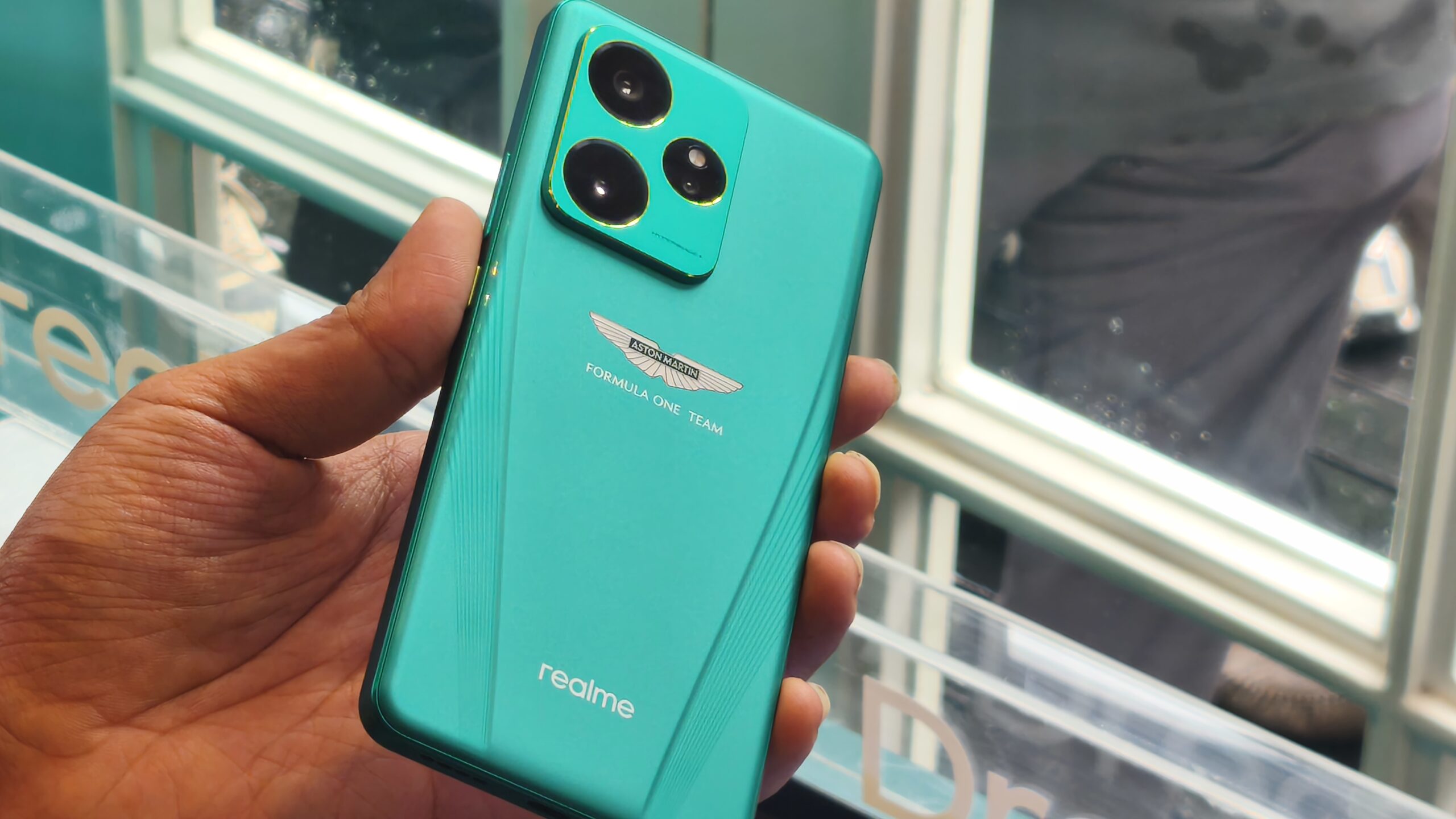 Content image for article: Realme GT 7 Dream Edition: Smartphone Eksklusif dengan Sentuhan Aston Martin F1