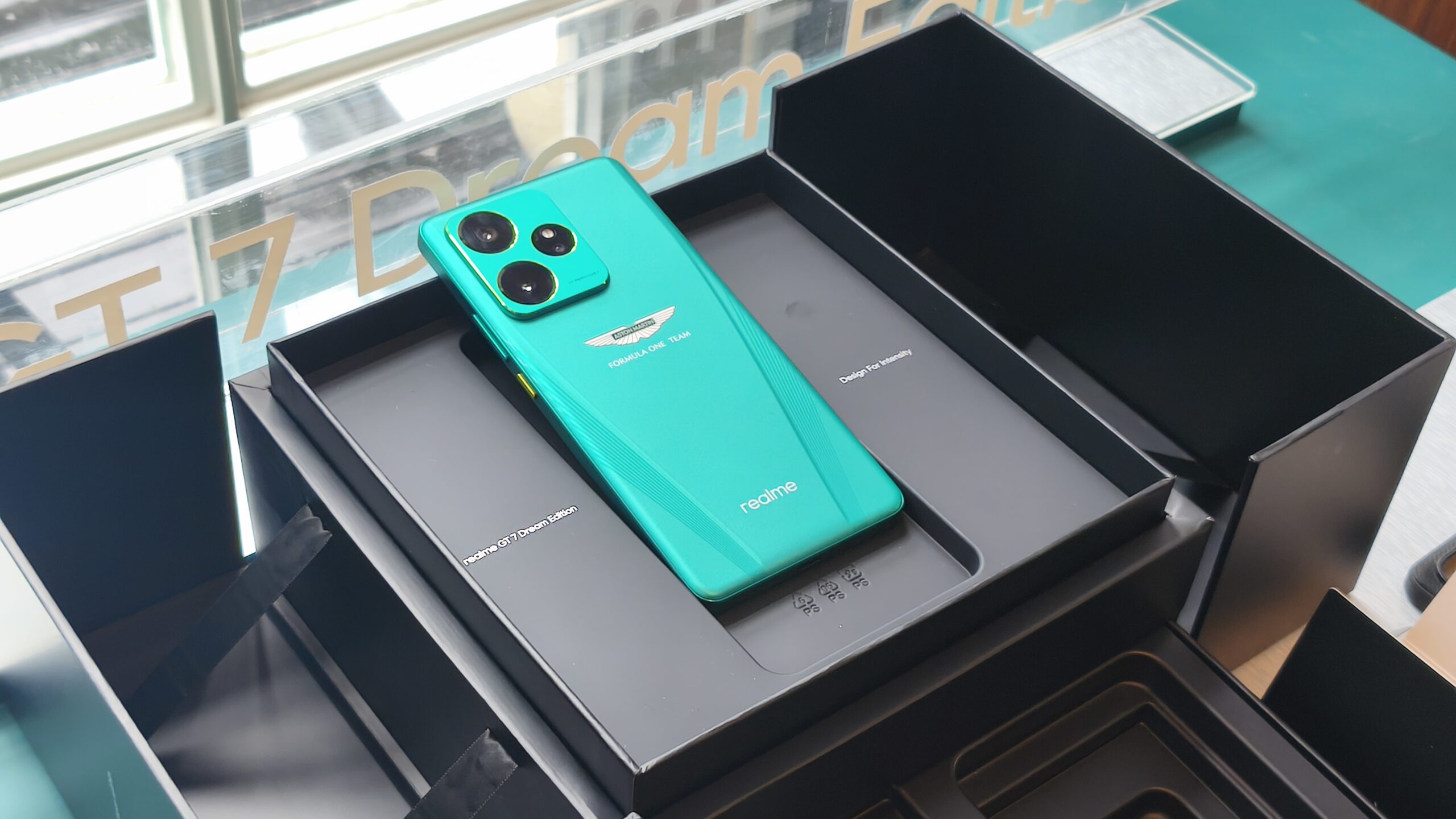 Content image for article: Realme GT 7 Dream Edition: Smartphone Eksklusif dengan Sentuhan Aston Martin F1