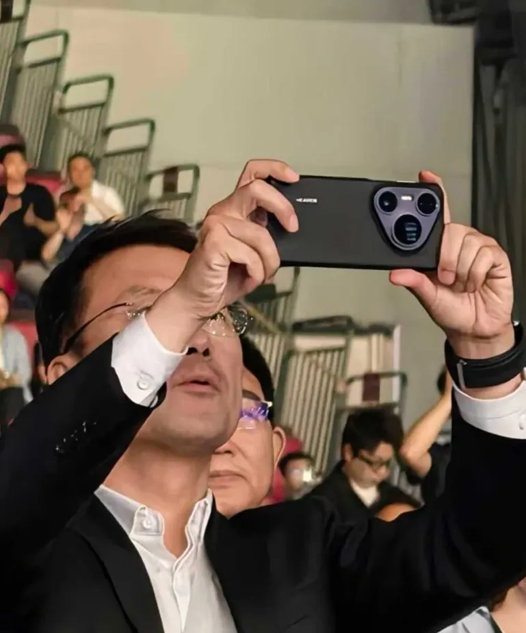 Bocoran Resmi! Huawei Pura 80 Ultra Muncul di Peluncuran Mobil Listrik