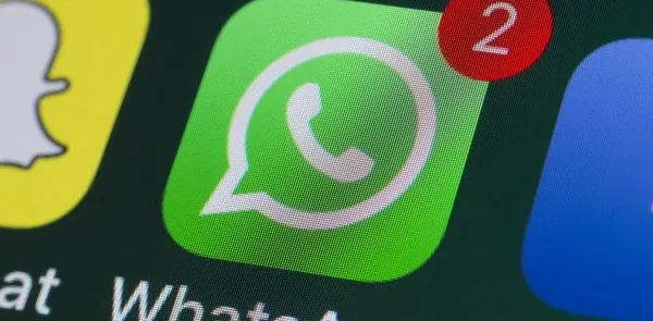 Ilustrasi WhatsApp dengan notifikasi chat audio