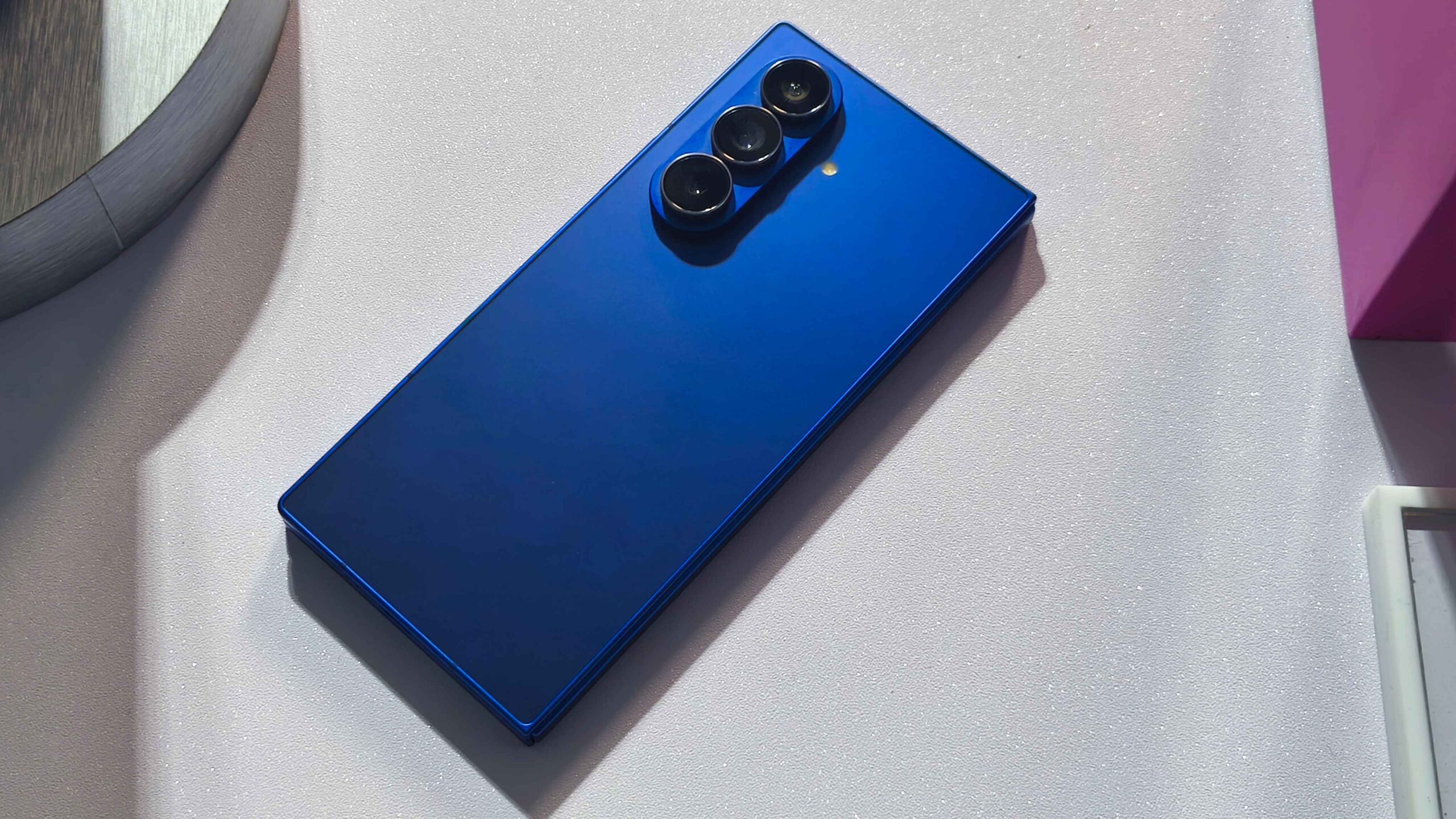 Content image for article: Warna Favorit Samsung Galaxy Z Fold7 dan Z Flip7: Blue Shadow dan Coral Red Mendominasi