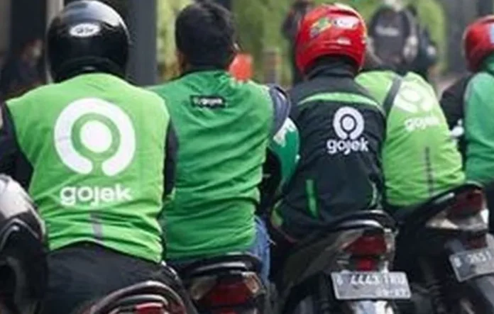 Ilustrasi ojek online dengan pengemudi dan penumpang di jalanan kota