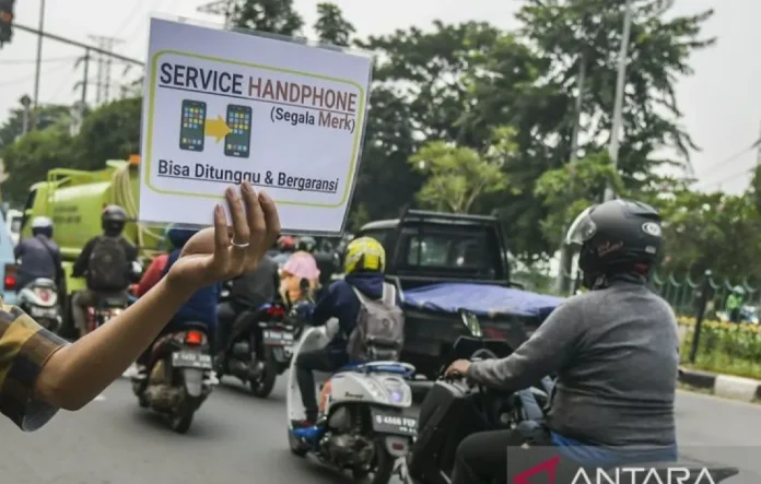 Ilustrasi ponsel lama dengan tanda baterai lemah, layar retak, dan notifikasi penyimpanan penuh