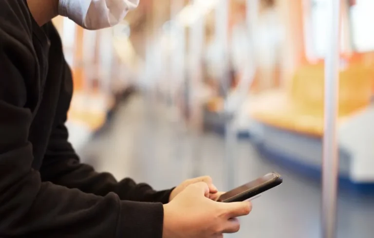 5 Tips Aman Bawa Smartphone Saat Traveling, Hindari Risiko Pencurian Data