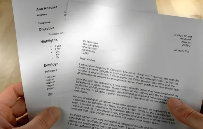 Ilustrasi profesional mengetik email lamaran kerja di laptop