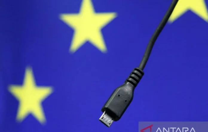 Cara menyimpan dan merawat kabel charger smartphone agar awet