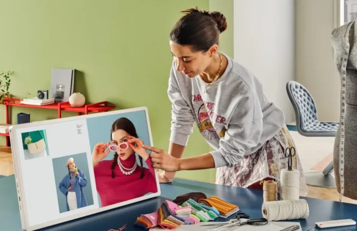 LG StanbyME 2 layar 27 inci dalam mode portrait dan landscape