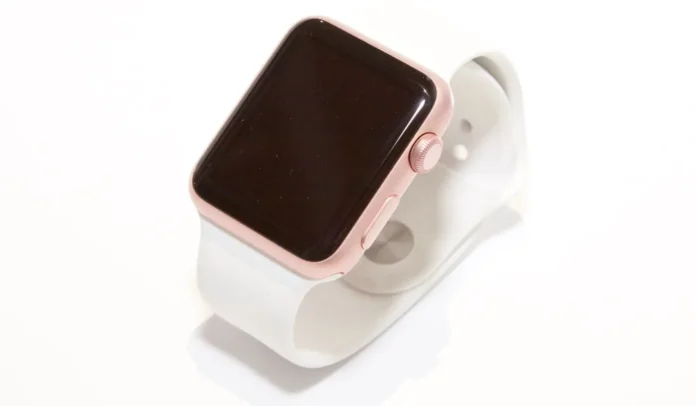 Apple Watch Series 8 dengan layar mati di atas meja
