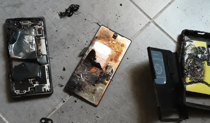 Pixel 6a terbakar saat di-charge di meja samping tempat tidur