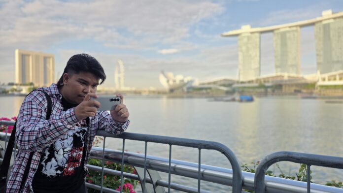 Cerita perjalanan ke Singapura dan Johor Bahru dengan Galaxy Z Fold7. Manfaatkan Gemini AI, Circle to Search, dan multitasking di layar besar Fold7.
