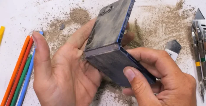 Samsung Galaxy Z Flip7 dalam uji ketahanan oleh Zack Nelson