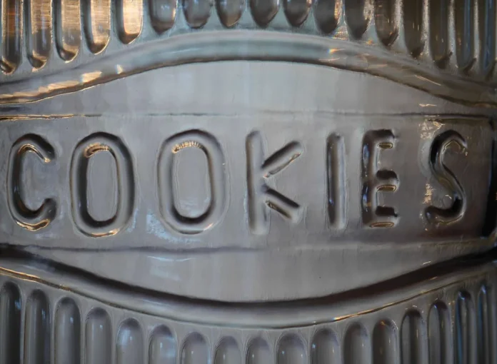 Closeup stoples kue dengan tulisan 