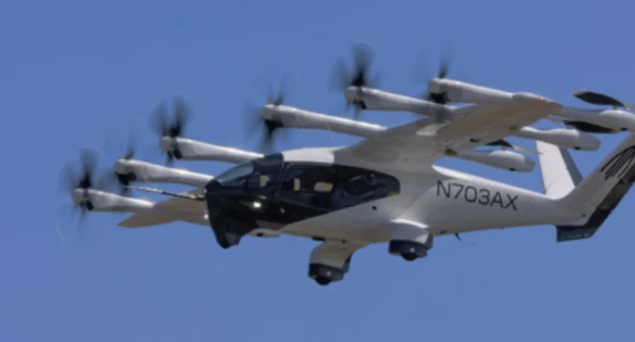 Pesawat taksi listrik Midnight milik Archer Aviation terbang di langit California