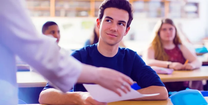 Ilustrasi AI Grader Grammarly memprediksi nilai siswa berdasarkan data pengajar