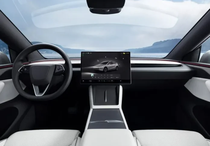 Tesla Model Y L dengan fitur asisten suara AI terbaru di China