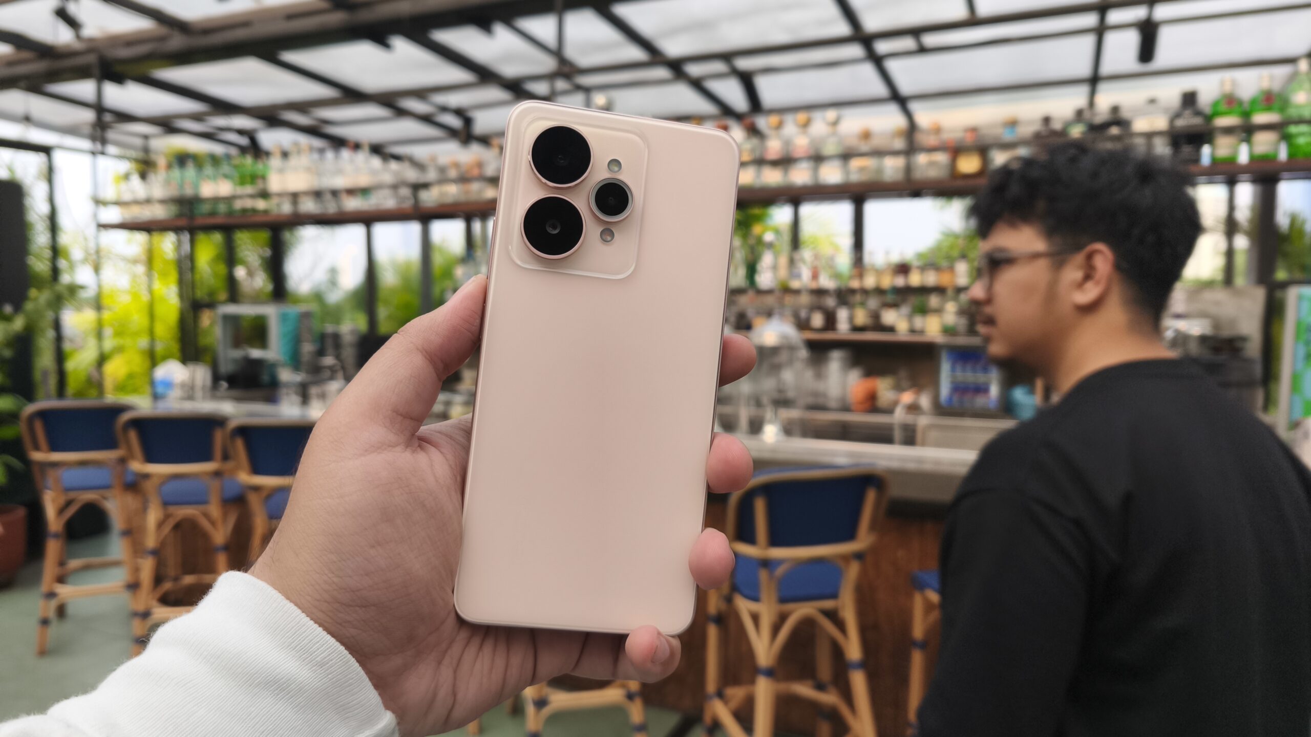 Content image for article: Intip Desain Realme 15 Series 5G: Tipis Ekstrem dengan Baterai Raksasa 7000mAh