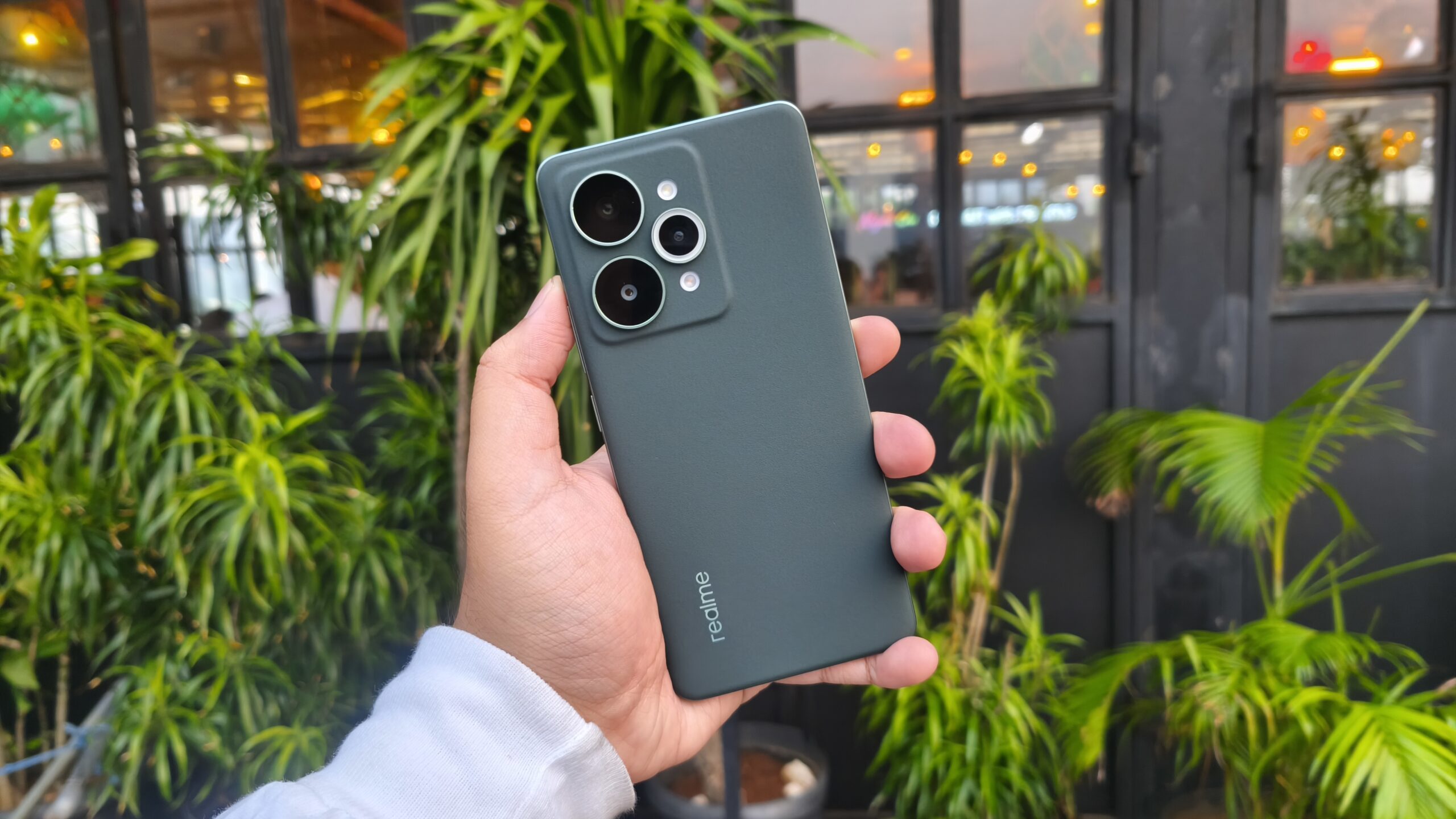 Content image for article: Intip Desain Realme 15 Series 5G: Tipis Ekstrem dengan Baterai Raksasa 7000mAh
