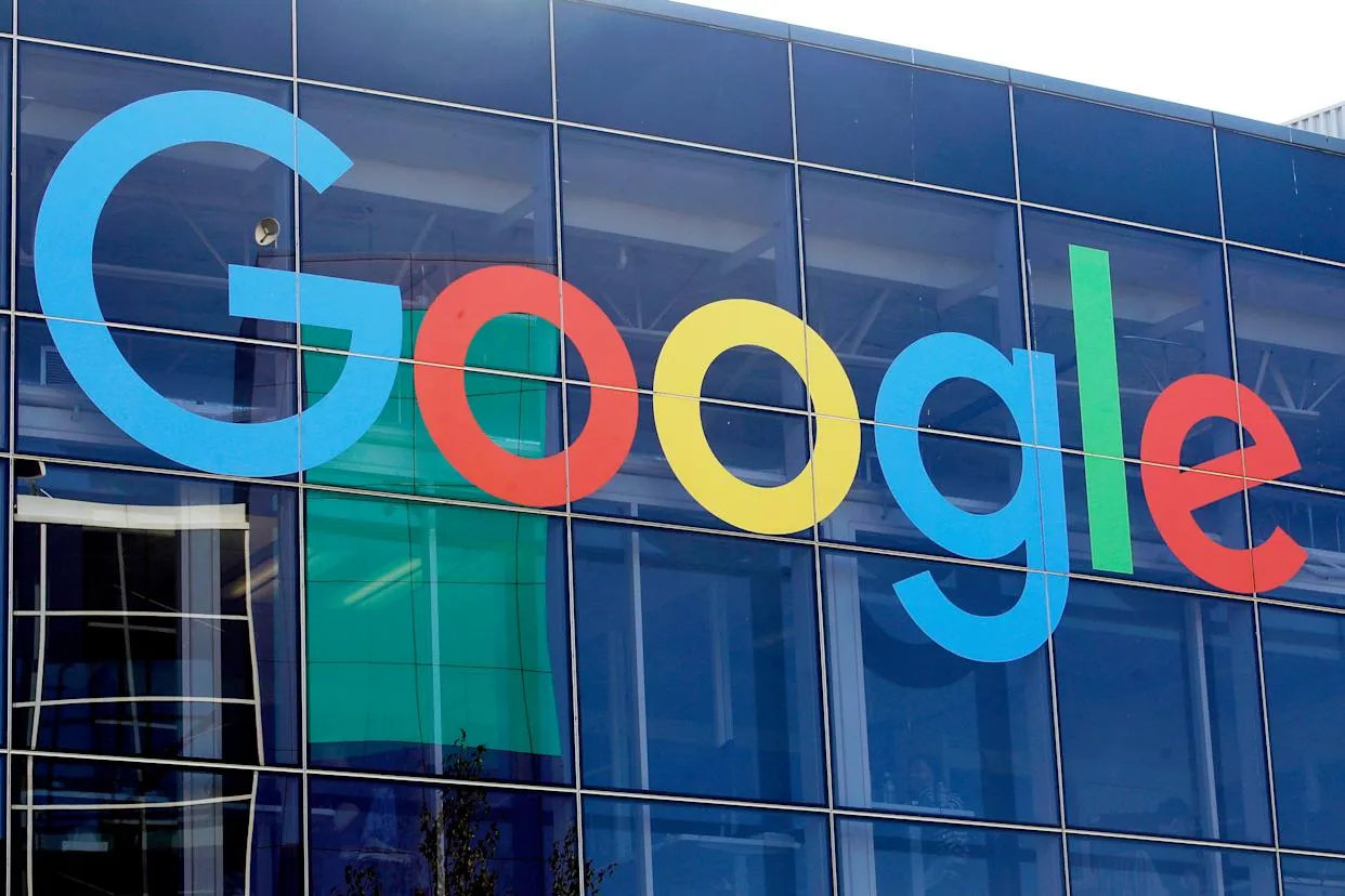 Hakim Amit Mehta memegang dokumen putusan kasus monopoli Google