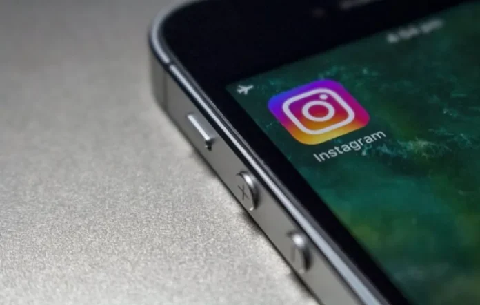 Ilustrasi shadowban Instagram dengan ikon kunci dan gembok di atas layar ponsel