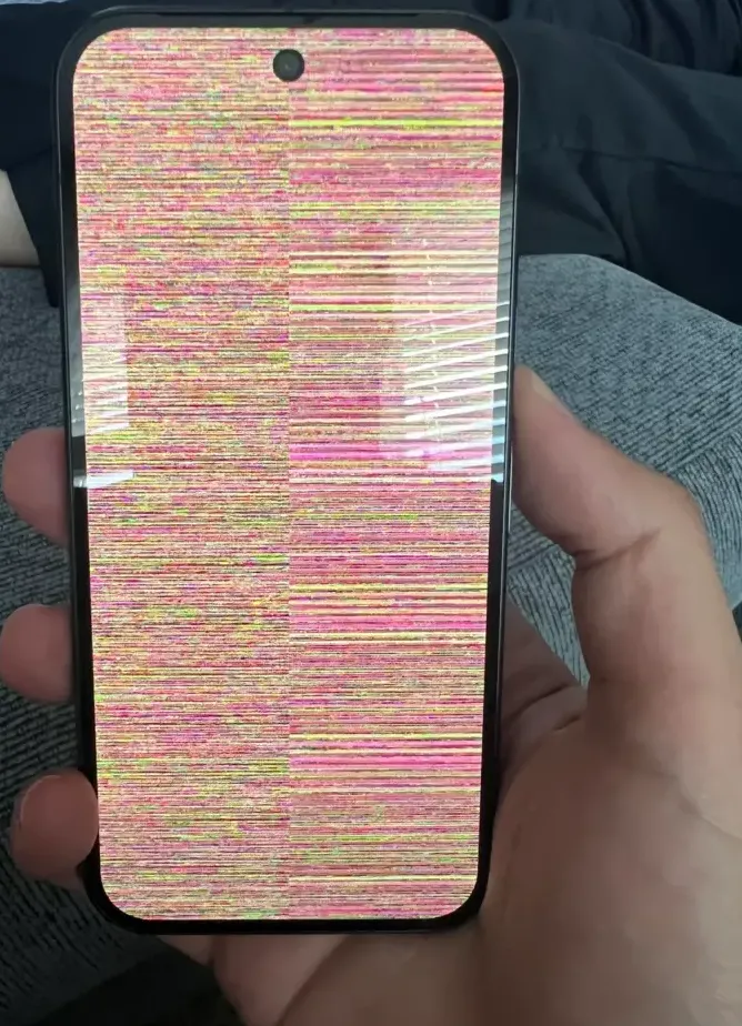 Garis-garis warna merah hijau biru pada layar Google Pixel 10 yang bermasalah