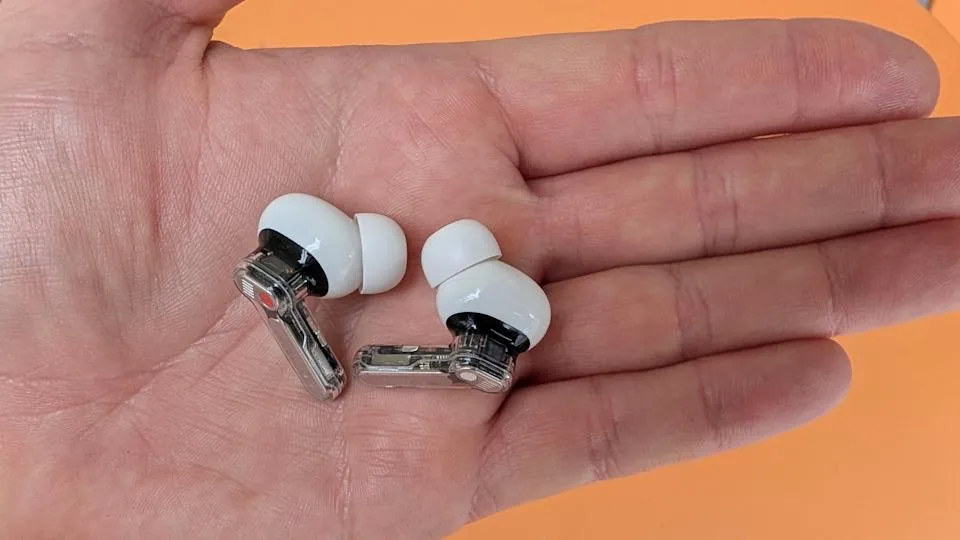 Nothing Ear 3 dengan casing dan lanyard