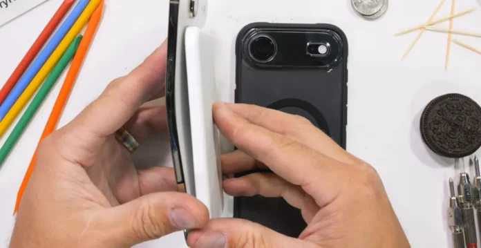 iPhone Air sedang diuji ketahanan bending dengan alat khusus oleh JerryRigEverything