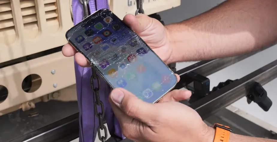 iPhone Air sedang diuji ketahanan lecet dengan perangkat Mohs hardness scale