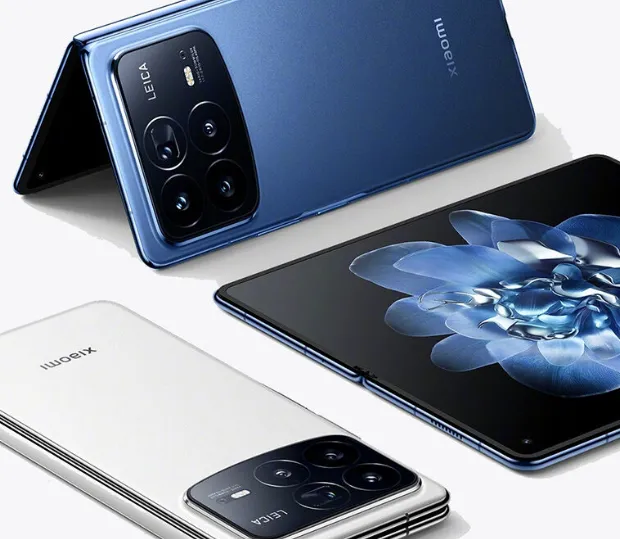 Ilustrasi konsep Xiaomi 17 Fold dengan desain foldable horizontal dan kamera 200 megapixel