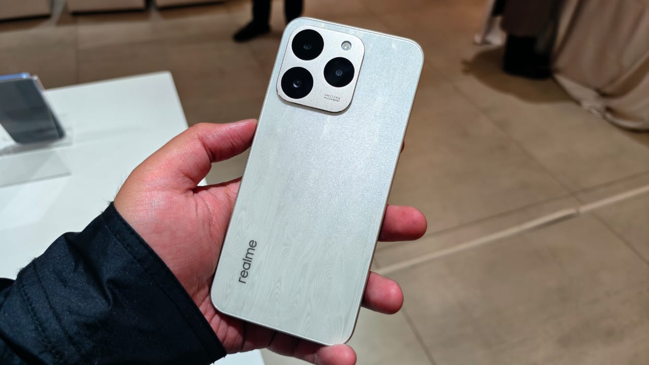 Content image for article: Hands-On Realme 15T: Si Tipis Berbekal Baterai 7000mAh