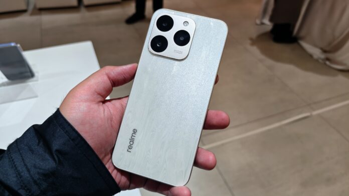 Bocoran Spesifikasi realme 15T 5G: Baterai 7000mAh dengan Desain Slim Bocoran Spesifikasi realme 15T 5G: Baterai 7000mAh dengan Desain Slim