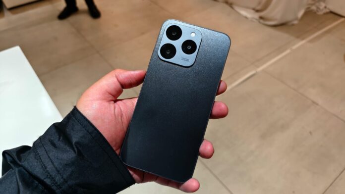 Hands-On Realme 15T: Si Tipis Berbekal Baterai 7000mAh Hands-On Realme 15T: Si Tipis Berbekal Baterai 7000mAh