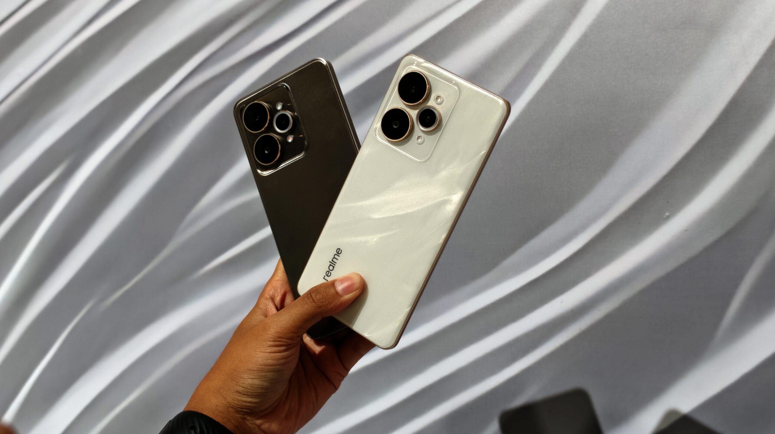 Perbandingan Realme 15 5G vs Realme 15 Pro 5G: Pilihan Tepat untuk Anda