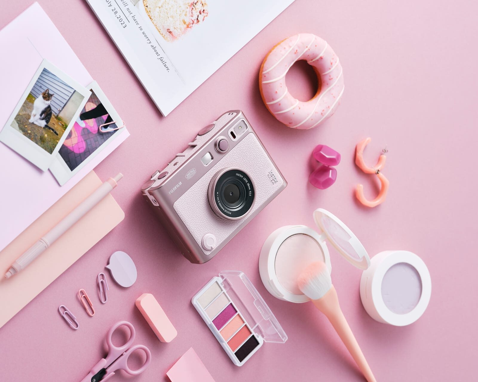 Fujifilm Luncurkan Instax Mini Evo Gentle Rose di Indonesia
