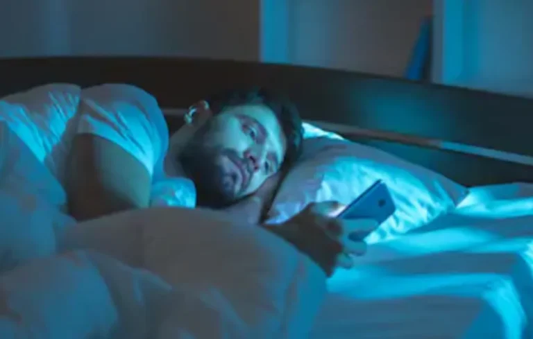 Dampak Buruk Main Ponsel Sebelum Tidur untuk Kesehatan