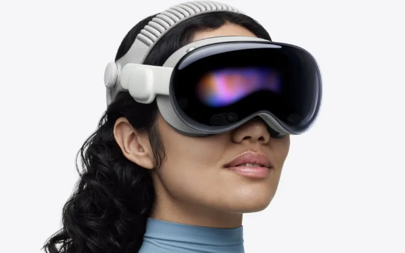 Apple Vision Pro M5 headset yang sedang ditampilkan dengan tampilan antarmuka visionOS yang canggih