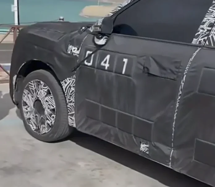 Spy photo Xiaomi YU9 SUV berbalut kamuflase saat uji coba ketahanan di pegunungan Xinjiang China