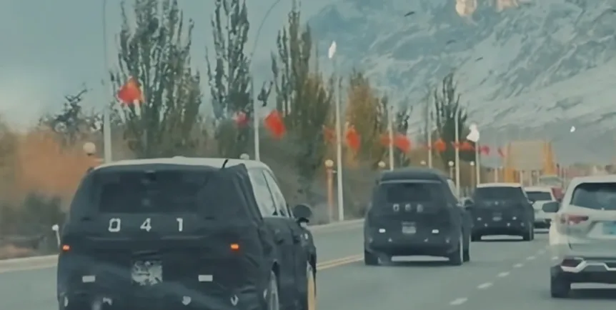 Lei Jun CEO Xiaomi di lokasi uji coba YU9 di Xinjiang
