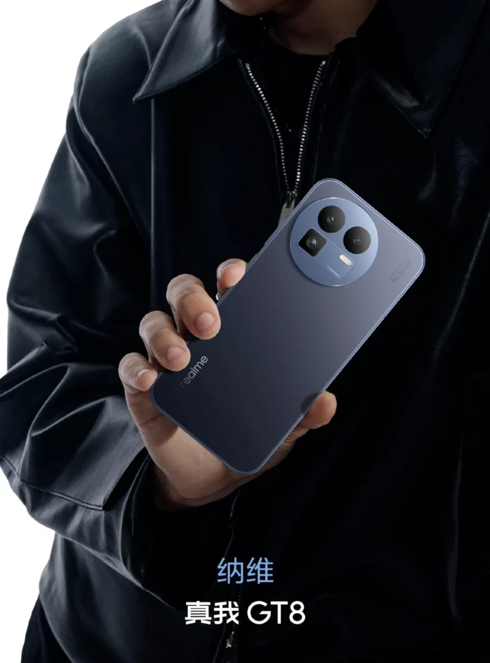 Realme GT 8 dalam varian warna Navi dengan desain frosted glass premium berwarna biru laut