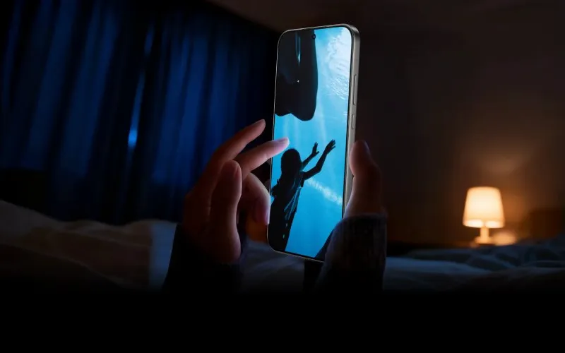 Realme GT8 dalam warna Classic White dengan desain AG frosted glass