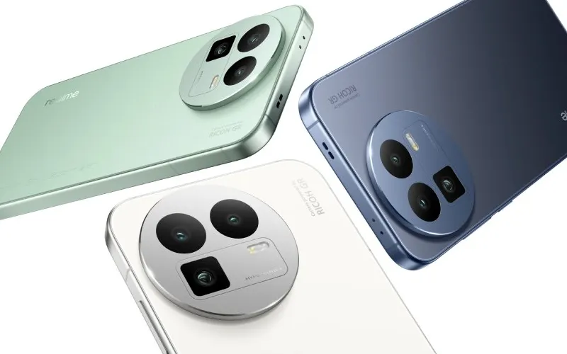 Tampilan belakang Realme GT8 warna Navy Blue dengan efek light-shifting frosted glass