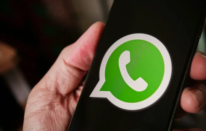 Ilustrasi WhatsApp dengan notifikasi peringatan keamanan saat berbagi layar panggilan video