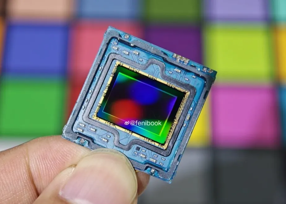 Ilustrasi perbandingan ukuran sensor Sony LYT-910 dan sensor pesaing
