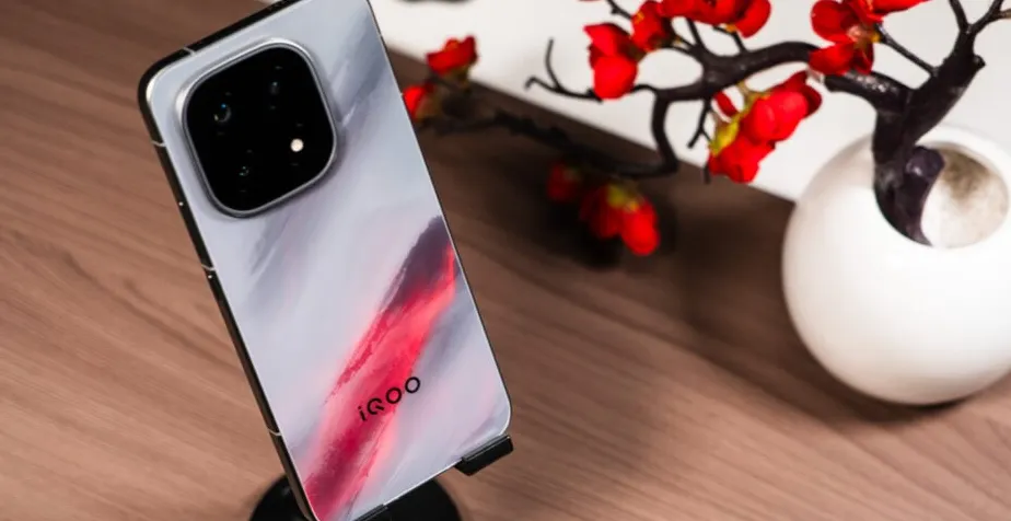 Layar iQOO 15 dengan film AR anti-silau yang disarankan untuk tidak dilepas