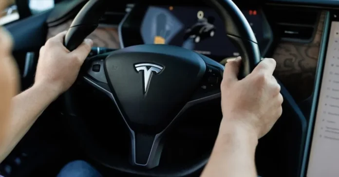 image-1761543794517-3071.webp Ilustrasi kontroversi klaim FSD Tesla hindari tabrakan dengan pesawat jatuh